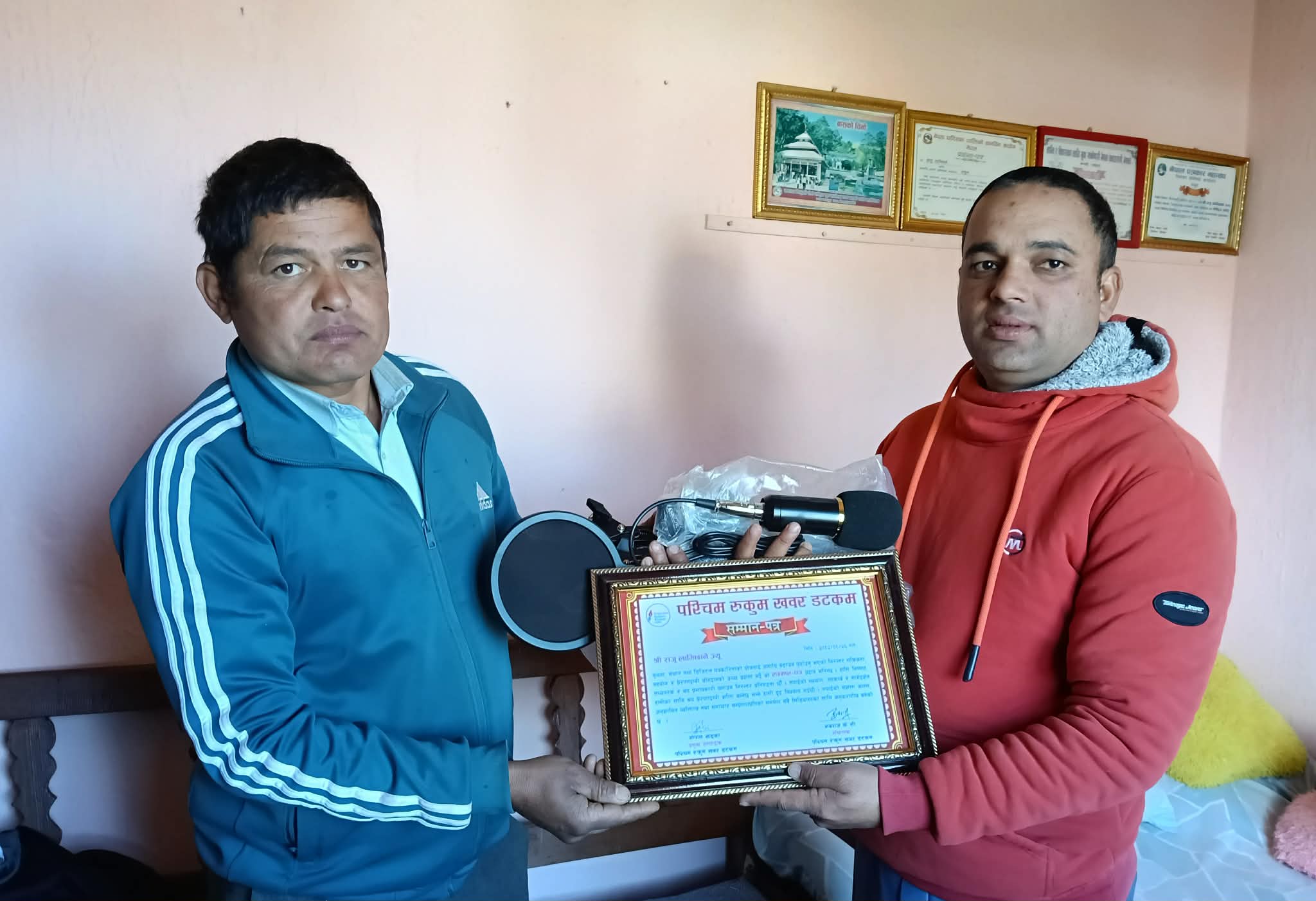 राजु लामिछानेलाई रुकुम पश्चिम खबर डटकमद्वारा सम्मान